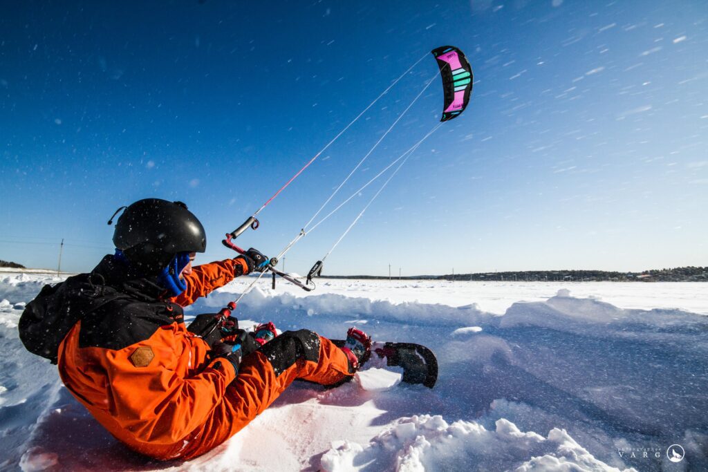 Обучение сноукайтингу на заснеженном поле с кайтом