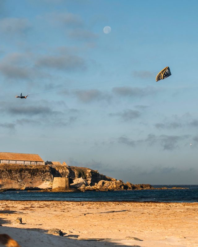 Гиль Влугт на кайтборде, делающий Big Air