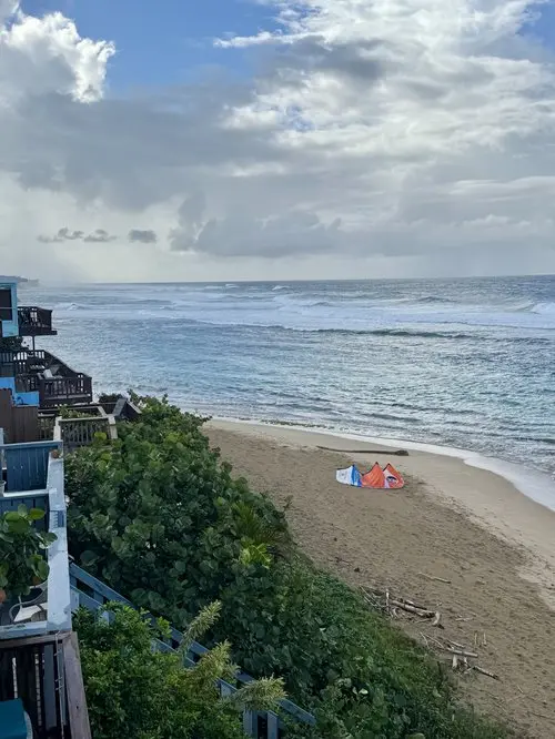 12 месяцев Кайтсерфинг Пуэрто-Рико: исцеление и ветер 7 Кайт Cabrinha на песчаном пляже в Пуэрто-Рико с бирюзовыми океанскими волнами, идеальные условия для Кайтсерфинг Пуэрто-Рико