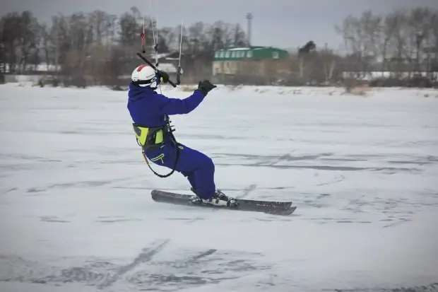 Небольшие гонки на Визовском пруду в Екатеринбурге 15 snowkiting-ekaterinburg-221114-06