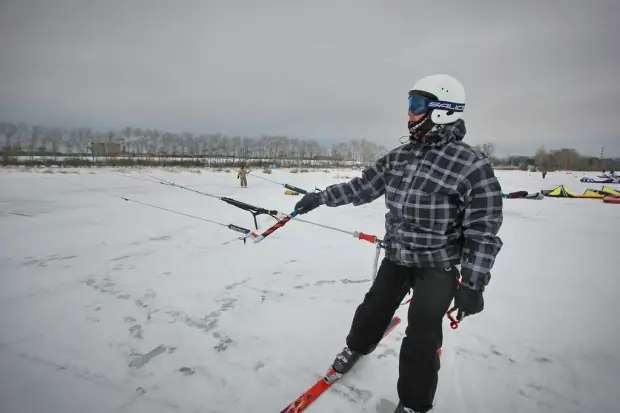 Небольшие гонки на Визовском пруду в Екатеринбурге 13 snowkiting-ekaterinburg-221114-08