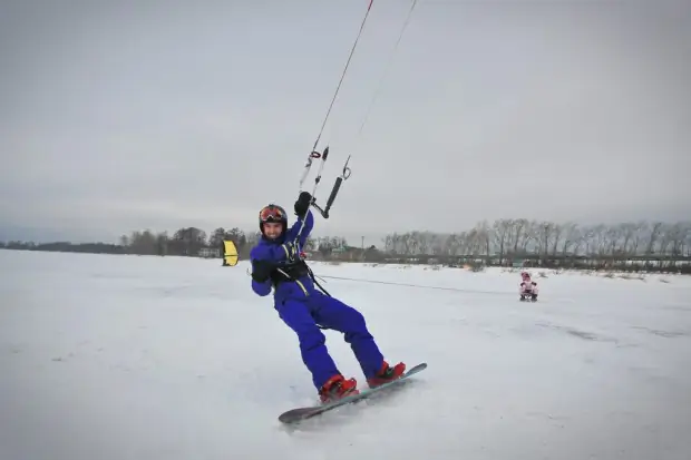 Небольшие гонки на Визовском пруду в Екатеринбурге 12 snowkiting-ekaterinburg-221114-09