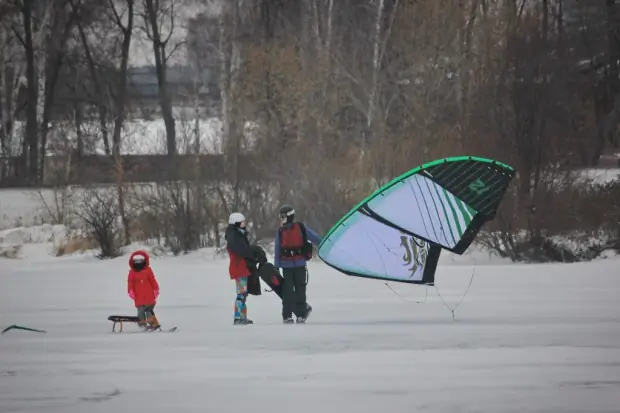 Небольшие гонки на Визовском пруду в Екатеринбурге 6 snowkiting-ekaterinburg-221114-15