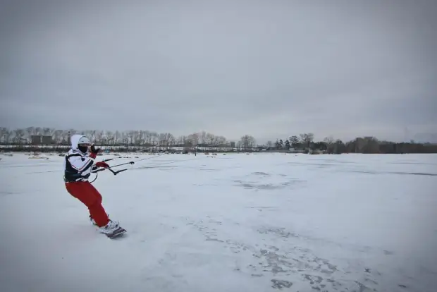 Небольшие гонки на Визовском пруду в Екатеринбурге 5 snowkiting-ekaterinburg-221114-16