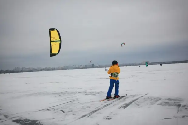 Небольшие гонки на Визовском пруду в Екатеринбурге 3 snowkiting-ekaterinburg-221114-18